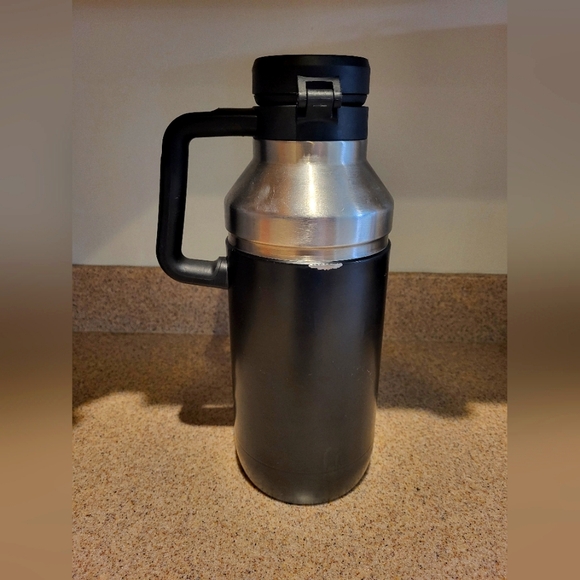 Stanley Classic Black Easy-Pour Growler With Handle, 64 Ounce - Picture 2 of 8